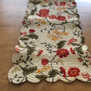 Reversible table runner